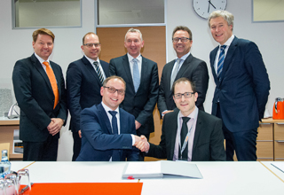 Signing of the cooperation agreement between Concept Laser and Premium Aerotec in Lichtenfels: those present include Frank Herzog, President & CEO of Concept Laser, and Gerd Weber, Premium Aerotec site manager in Varel (left to right on the first row). 